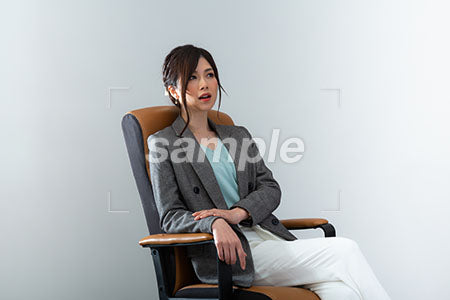 椅子に座って右上を見ている女性 a0021015PH