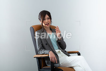 椅子に座って遠くを見て笑っている女性 a0021018PH