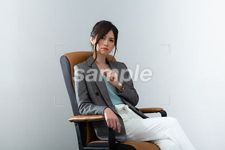 椅子に座って考える女性上司 a0021020PH