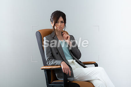座って考える女性 a0021021PH