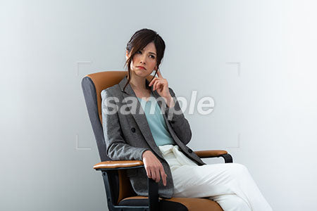 ビジネス 女性が座って悩む表情 a0021023PH