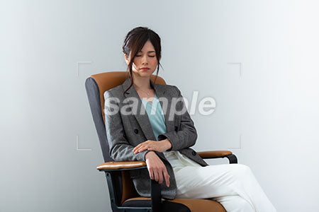 女性が座って目を閉じる a0021025PH