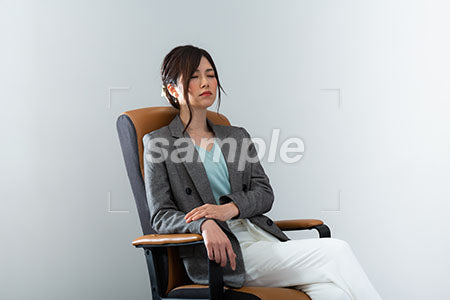 椅子に座って目を閉じる女 a0021026PH
