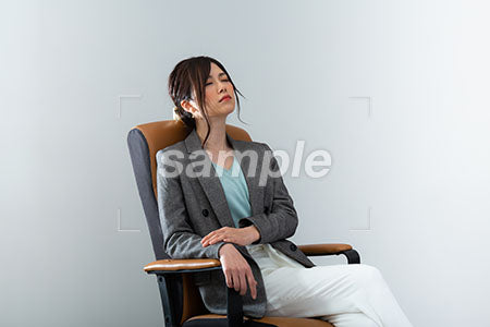 女性社員が椅子に座って瞑想している a0021027PH