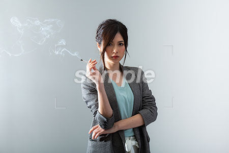 女性が右手に煙草を持つ a0021041PH