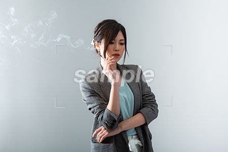 女性が右手にタバコを持つ a0021043PH