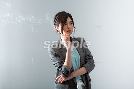 女性社員が右手にタバコを持つ a0021044PH