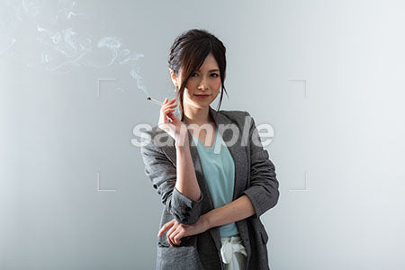 女が煙草を持って微笑む a0021045PH