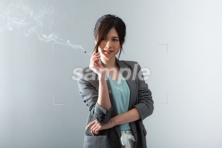女性がタバコを持っているかっこいい a0021046PH
