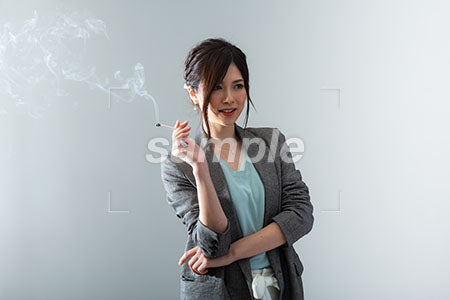 女性がタバコ吸っている a0021048PH