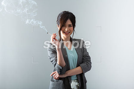 タバコタバコをすいながら笑って話している女性 a0021049PH