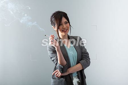 タバコをすいながら笑う女の人 a0021050PH