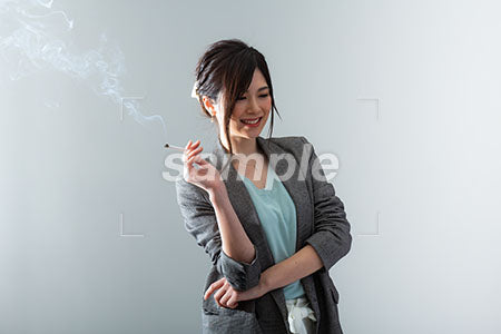 タバコをすいながら笑顔ではなしている女性 a0021051PH