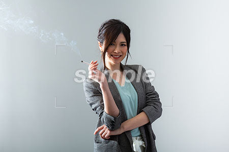 タバコを持って笑顔 a0021052PH