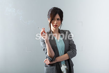 タバコを持って怒るかっこいい女性 a0021053PH