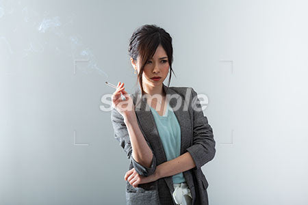 喫煙ルームの風景でタバコを持って怒る社員 a0021054PH
