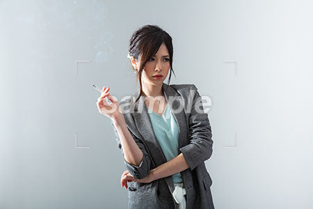 タバコを持って怒る女性の上司 a0021055PH