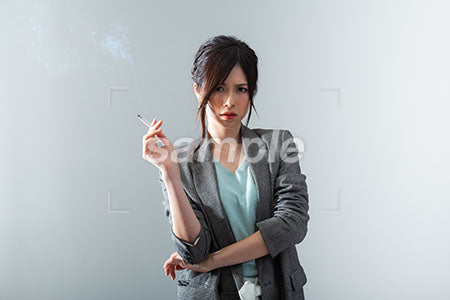 女性社員の怒る表情、タバコをすう a0021056PH