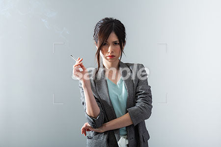 女性社員の激怒！の表情　タバコを持っている a0021057PH
