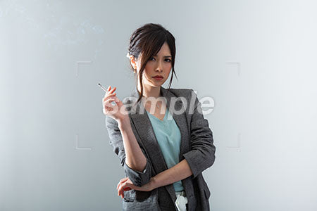 タバコを持っていらっとしている女の人 a0021058PH