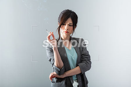 タバコを持って怪訝な表情の女性 a0021059PH