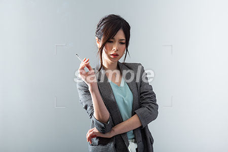 タバコを持って悲しむ女の人 a0021060PH