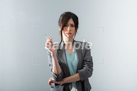 カッコいい、タバコを持って悲しむ女性 a0021062PH