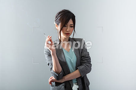 タバコを持って悲しむ女性 a0021065PH