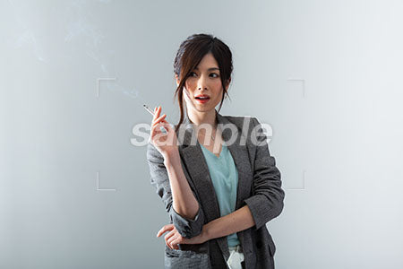 タバコを持って驚く女性上司 a0021067PH