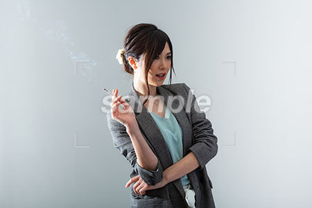 タバコを持ってはなしている女性 a0021069PH
