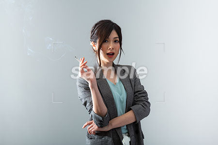 女性の驚嘆！タバコを持っている a0021070PH