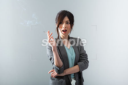 女性の驚嘆！の表情　タバコすっている a0021071PH