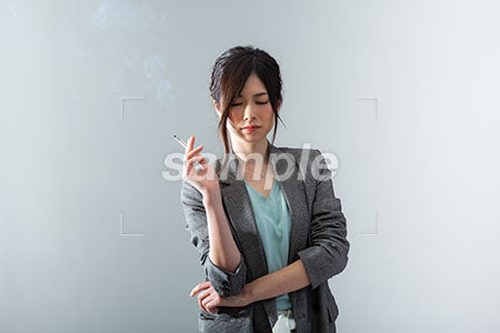 タバコをすって目を閉じる女性のかっこいい a0021077PH