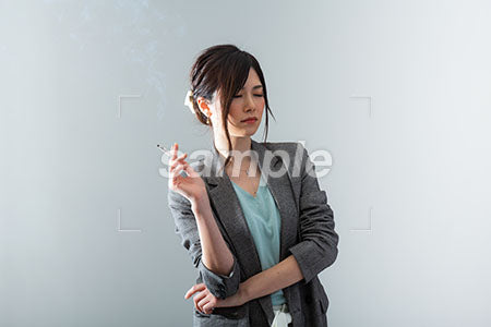 女性がタバコを持って目を閉じる a0021078PH