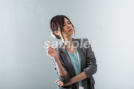 ビジネス 女性の瞑想の表情　タバコを持っている a0021079PH