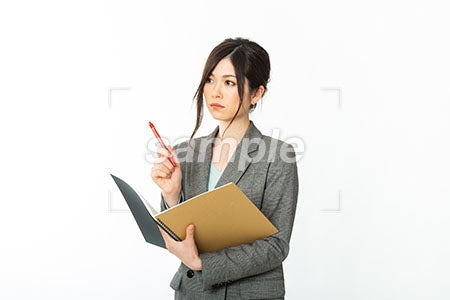 OLの女性の普通の表情　スケッチブックを持つ a0021120PH