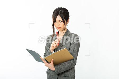 OLの女性がスケッチブックを持って怒る a0021133PH