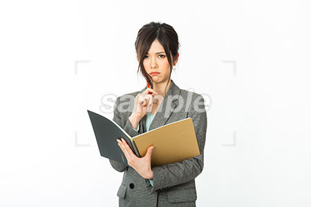 女性OLがノートをもって悩む表情 a0021141PH