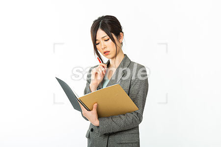 OLの女性の悲しい表情　スケッチブックを持つ a0021143PH