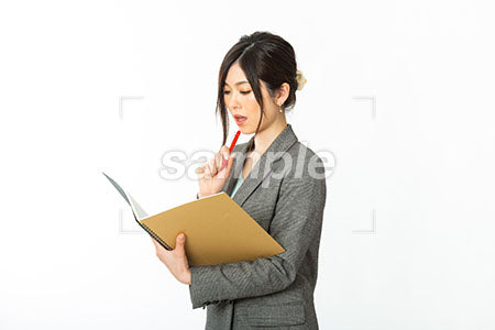 OLの女性の驚く表情　スケッチブックを持つ a0021147PH