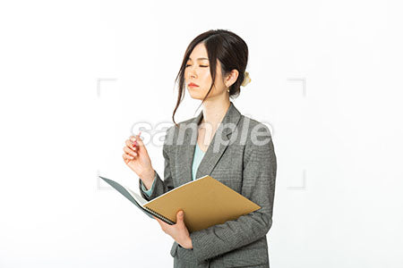 ノートをかきながらOLの女性の瞑想の表情 a0021162PH