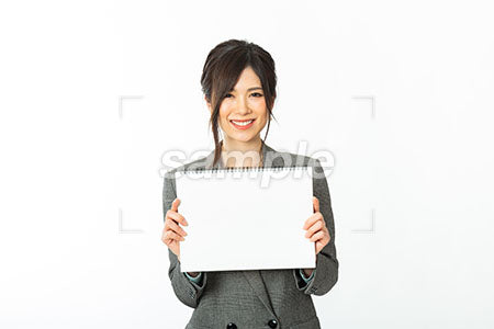 白いスケッチブックを見せて笑う女性社員 a0021174PH