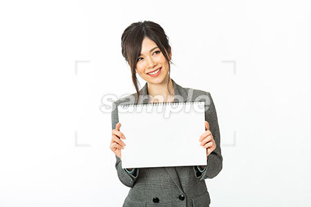 スケッチブックを見せてにこにこ笑う女性 a0021178PH
