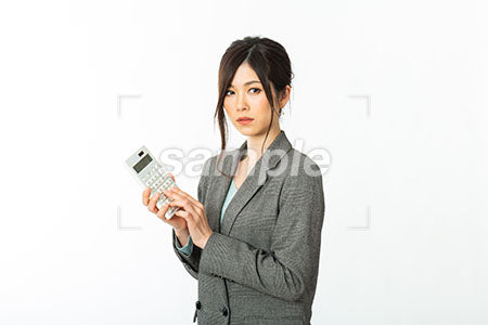 ビジネス 女性の普通の表情で電卓を持っている a0021220PH