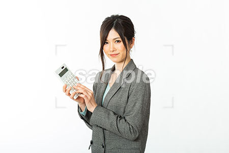 ビジネスシーンの女性の笑顔の表情、電卓を持っている a0021221PH