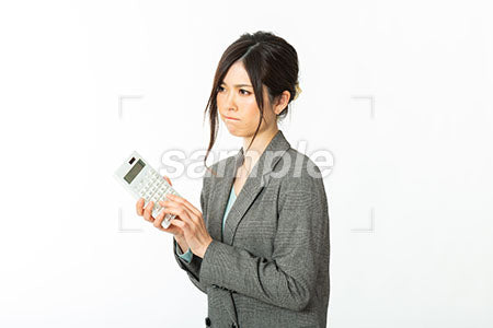 女性の不満な表情で電卓を持っている a0021232PH
