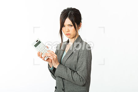 ビジネス 女性の激怒！の表情　電卓を持っている a0021234PH