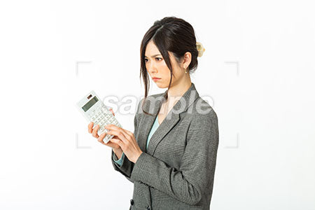 ビジネス 女性の怒る表情　電卓を持っている a0021236PH
