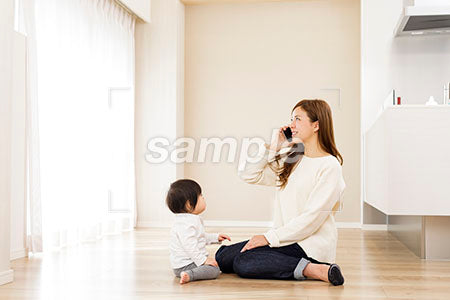 電話をする母親と幼児 a0030012PH