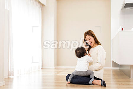 母親の膝に乗る赤ちゃん a0030014PH